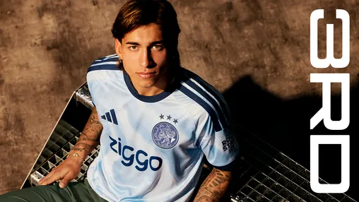 Ajax presenteert lichtblauw derde tenue dat bij veel fans direct herinneringen zal oproepen