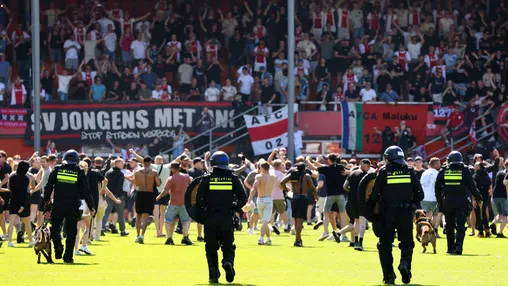 Rondom Ajax: Ajax-fans betreden veld na zege op FC Utrecht; politie grijpt kalm in
