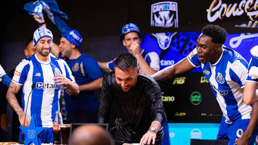 Farioli draagt landstitel FC Porto op aan Ajax: 'Deze is ook een klein beetje voor hen'