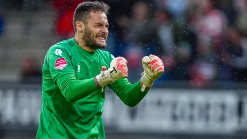 Doelman Didillon schiet Willem II in strafschoppenserie naar Eredivisie; FC Volendam degradeert