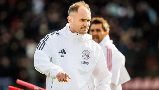 Wie is Carlos García, de nieuwe trainer van Jong Ajax die al vaak samenwerkte met Cruijff?