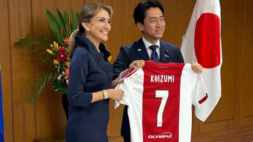 Rondom Ajax: VVD-minister Yesilgöz overhandigt Ajax-shirt aan Japanse minister
