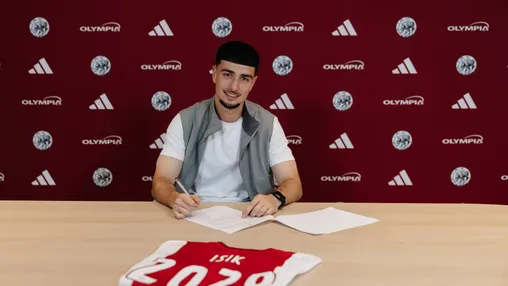 Isik trots op eerste profcontract bij Ajax en dankt kritische vader: 'Daar wijst hij me regelmatig op'