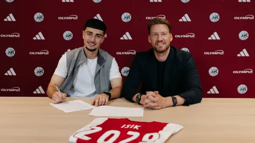 Kweekvijver: Ajax deelt massaal profcontracten uit en trekt vijf nieuwe talenten aan