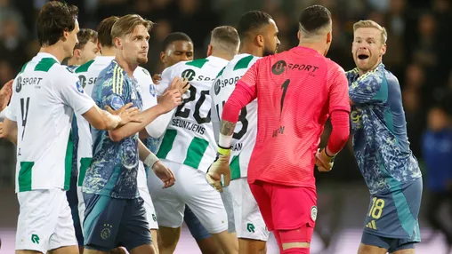 Vaessen blikt terug op pijnlijke wedstrijd: 'Klaassen gaf knietjes in m'n ballen; Brobbey pakte mij vast'