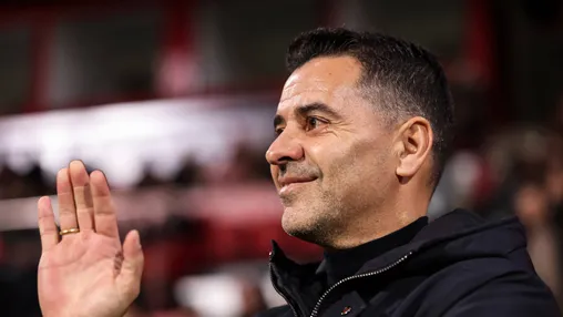 Rondom Ajax: Míchel doet moeiteloos mee met rondo en deelt panna uit
