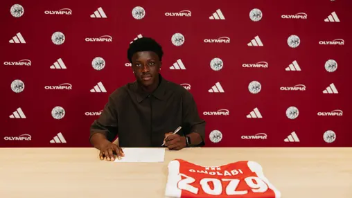 Ajax laat toptalent tekenen: Owolabi zet krabbel onder contract voor drie jaar