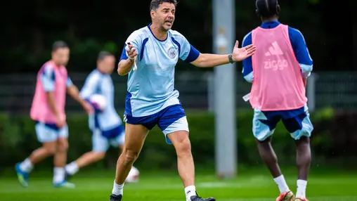 Míchel kiest tegen AEK Larnaca voor Wijndal als linksback, Henrique op de bank en Blind ontbreekt