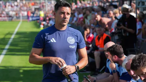 Rondom Ajax: Ajax deelt beelden van bevlogen Míchel tijdens oefenwedstrijd