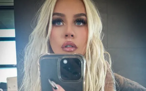 Christina Aguilera 'buitenaards heet' genoemd nadat ze haar 'kroonjuwelen' in de kijker zet (video)