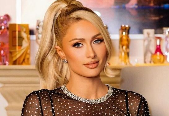 Paris Hilton breekt het internet met erg schaars geklede throwback-foto's