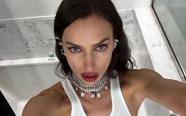 Supermodel Irina Shayk heeft het warm met al die spots op haar en gooit wat kleren uit (foto's)