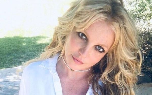 Britney Spears rekent af met 'haters' en doet dat... door weer haar kleren uit te spelen (foto's)