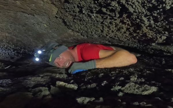 Video van speleologen die vastzitten in extreem smalle grot bezorgt mensen nachtmerries: "Ik kan niet meer ademen"