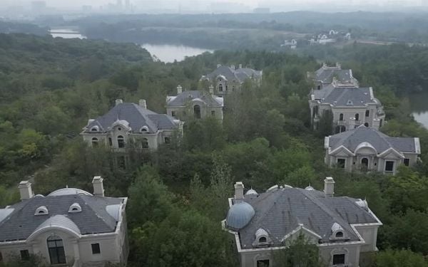 Urban explorer bezoekt mysterieus verlaten villapark in China en doet enkele verrassende ontdekkingen