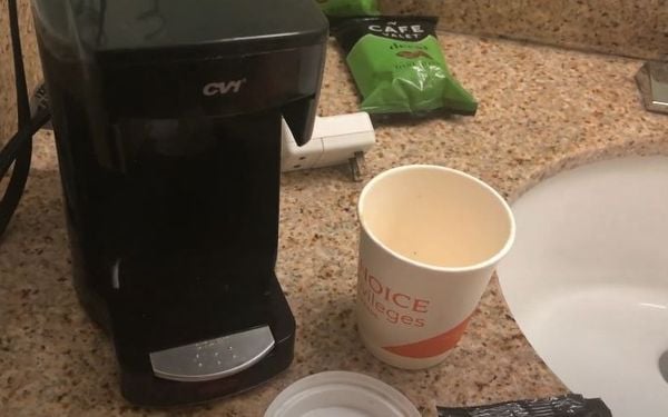 Stewardess onthult de walgelijke reden waarom je best nooit de koffiemachine op je hotelkamer gebruikt