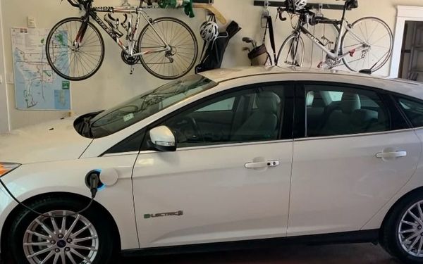 Gezin verbijsterd dat vervangen van batterij van elektrische auto meer kost dan nieuwe auto kopen