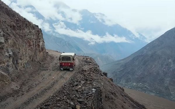 Man bezoekt de gevaarlijkste 'death road' ter wereld en toont de verschrikkingen van wat daar is gebeurd