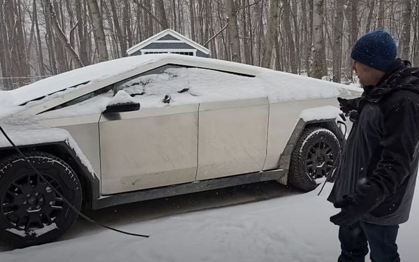 Tesla Cybertruck-eigenaar legt uit waarom hij in de winter afstapt van elektrisch rijden en zijn benzineauto gebruikt