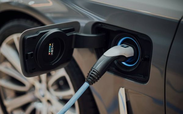 De kosten van elektrisch rijden: wat geven Belgen jaarlijks gemiddeld uit aan laadpalen en stroom?