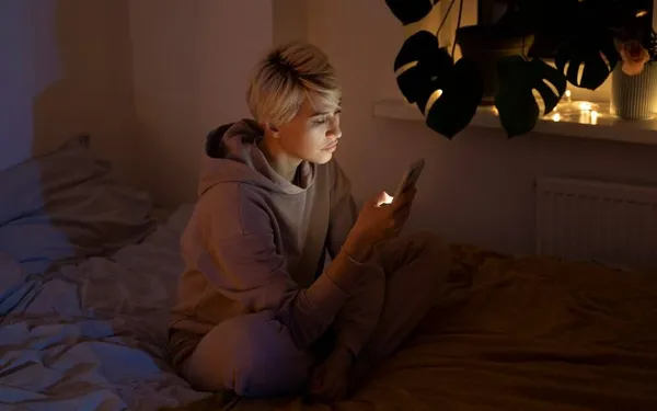 Experts waarschuwen voor 'zombie scrolling': dit doet eindeloos scrollen écht met je brein