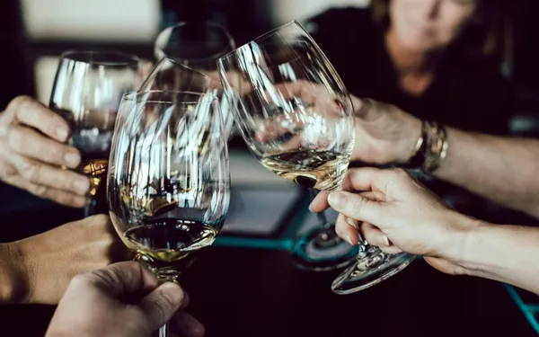 'Zebradrinken' wordt steeds populairder, maar experts waarschuwen voor de misverstanden die bestaan