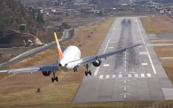 Slechts 50 piloten zijn gekwalificeerd om te landen op deze luchthaven: maak de landing mee van in de cockpit
