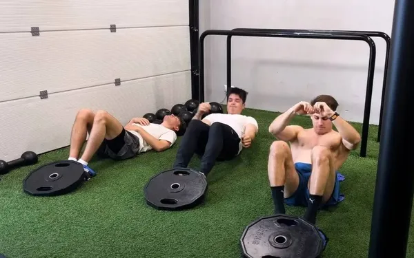 Man die amper sport, doet de ultieme test: kan je een sixpack krijgen door één maand 100 sit-ups per dag te doen?