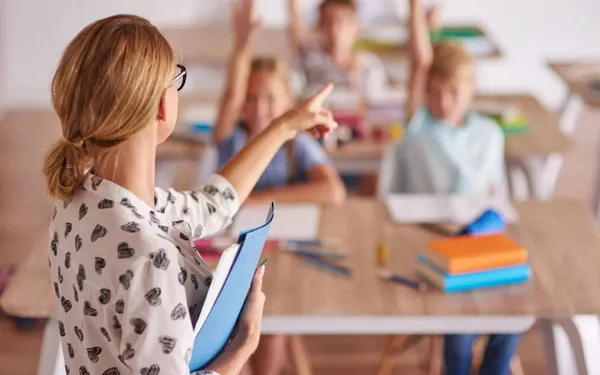 Krijgen Vlaamse leerkrachten wel genoeg betaald: "Het is meer dan alleen maar voor de klas staan"