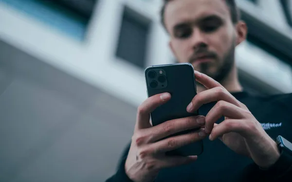 Laat je telefoon niet smelten: met deze nuttige tips overleeft hij de hittegolf
