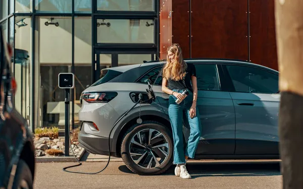 De schaduwkant van elektrisch rijden: de verborgen kosten van een elektrische auto op een rij