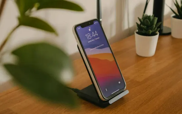 Apple-experts waarschuwen: "Doe dit nooit wanneer je jouw iPhone oplaadt"