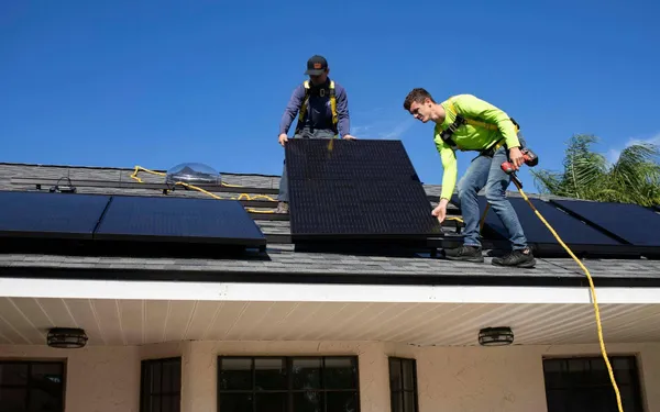 Waarom duizenden gezinnen plots een boete kregen voor hun zonnepanelen: "Ook sprake van trage verwerking"