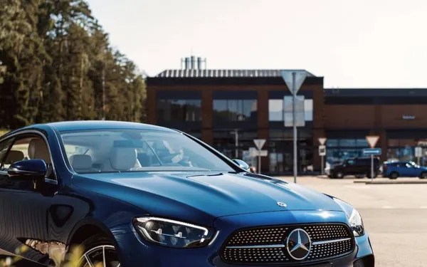 Belgische Mercedes-bestuurder rijdt rond met opmerkelijke nummerplaat: "Ga hem dan zoeken..."