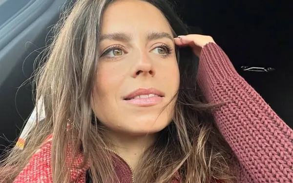 Lynn Van den Broeck toont zich in badpak en zet haar 'perziken' ferm in de kijker (foto's)