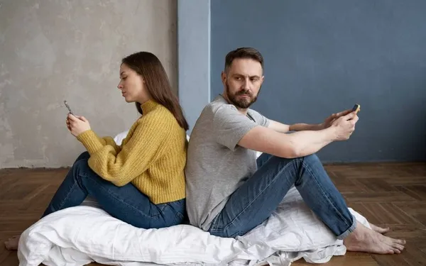 Expert onthult 10 signalen dat je partner aan het 'micro-vreemdgaan' is zonder dat je het doorhebt