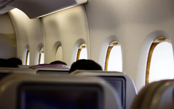 Passagier doet schokkende ontdekking tijdens vlucht, waarna het gehele cabinepersoneel geschorst wordt