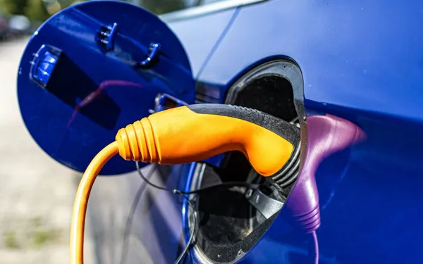 Nu de zomers steeds warmer worden: is het verstandig om je elektrische wagen op te laden in de hitte?