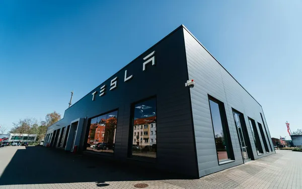 Waanzinnig bedrag dat je vandaag zou hebben als je 10.000 dollar in Tesla had geïnvesteerd toen Elon Musk de 'Robotaxi' aankondigde