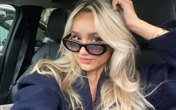 Amy Sonck poseert in een doorschijnende jurk en daar heeft het internet wel iets over te zeggen (foto's)