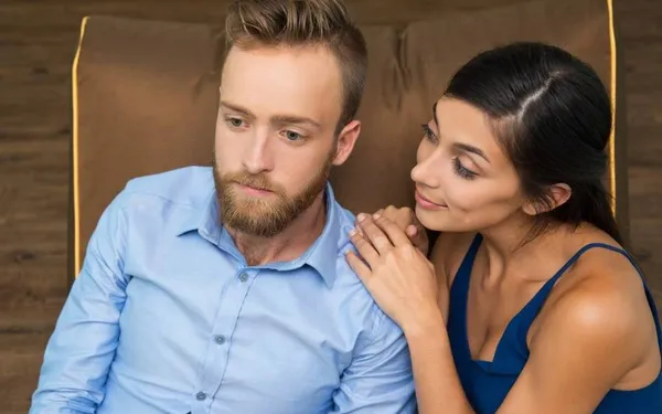 "Ik ben er zeker van dat mijn vrouw het doet met mijn beste maat. Haar nieuwe tattoo is het bewijs!"