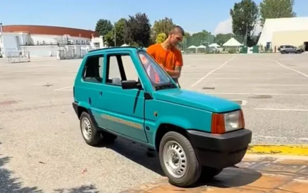 Italiaan bouwt een Fiat Panda die smaller is dan een mountainbike, en heeft misschien een wereldrecord te pakken