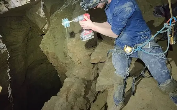 Man laat GoPro vallen in 'diepste put van de VS' en kijkers schrikken zich plots rot: "Wat was dat!?"