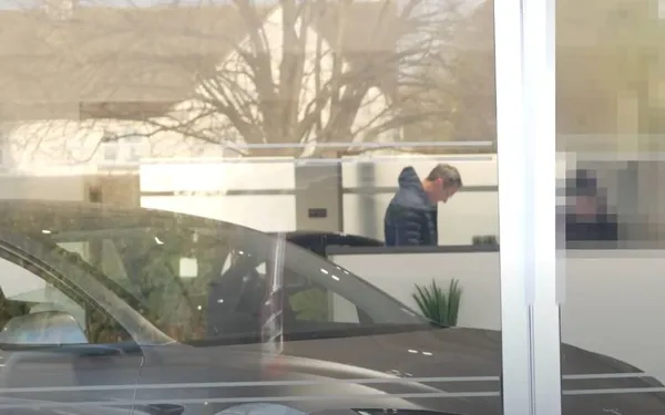 Mark stormt Tesla-garage binnen: "Jullie hebben 4.600 euro van me gestolen voor wagen die nooit gemaakt werd!"
