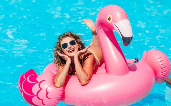 Dit is waarom jouw cruise-vakantie plots 'wilder' kan worden door... een roze opblaasbare flamingo