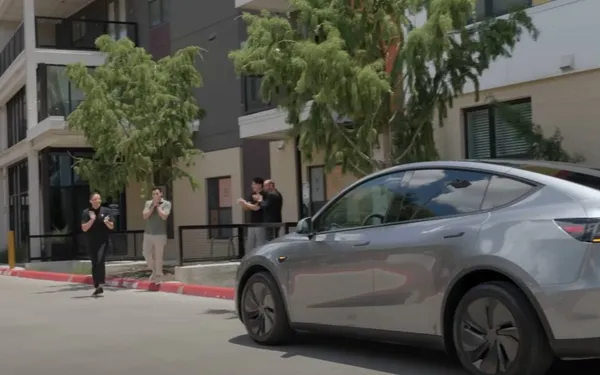 Elon Musk maakt belofte waar: beelden tonen hoe Tesla autonoom van fabriek naar nieuwe eigenaar rijdt
