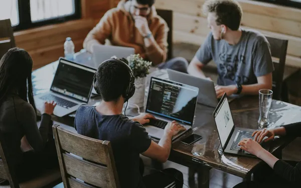 AI onthult de exacte datum waarop wereldwijd een werkweek van 4 dagen zal ingevoerd worden