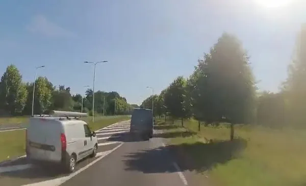 Vrachtwagenchauffeur filmt hoe een aantal Belgische chauffeurs invoegen op nogal bijzondere wijze