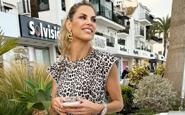 Alle Spanjaarden spreken momenteel maar over één ding: Tanja Dexters in een kleurrijke bikini! (foto's)