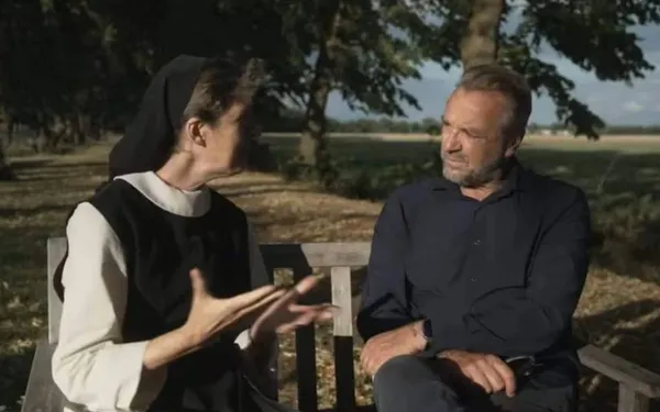 Tom Waes trekt het klooster in en wordt hard aangepakt door zuster José: "Je zult moeten boeten!"